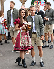 Thiago Alcantara mit Frau Julia Vigas (Foto: Martin Schmitz)